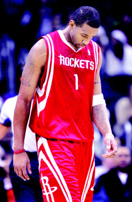 火药味！陶汉林垫脚纪卓违体犯规引刘维伟暴怒 冲到球场内质疑裁判吃T（赛场火药味十足：陶汉林疑似垫脚、纪卓违体，刘维伟怒闯场内质疑判罚被判技犯）