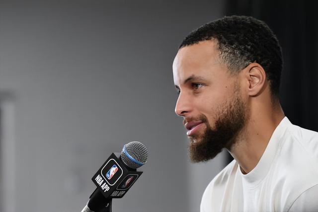 冬窗大戏开启！曼联中场或离队，利物浦寻萨拉赫接班人（冬季转会窗开启：曼联中场或将出走，利物浦物色萨拉赫替身）