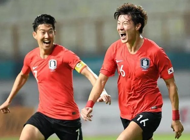 传承足球明星联赛“川辽对决”再现甲A经典，“四川雄起”唤起一代球迷记忆（传承足球明星赛“川辽对决”重现甲A风云，“四川雄起”再燃一代球迷情怀）