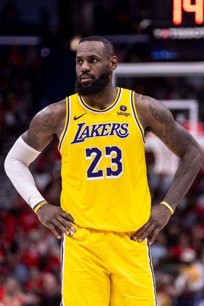 切尔西球迷在看台高唱：拉明-亚马尔，你就是一坨＊（切尔西球迷看台高唱不雅口号，嘲讽拉明-亚马尔）